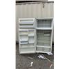 Image 2 : FRIGIDAIRE 30" WIDE SWING DOOR FRIDGE WITH TOP FREEZER **SMELLS VERY BAD**