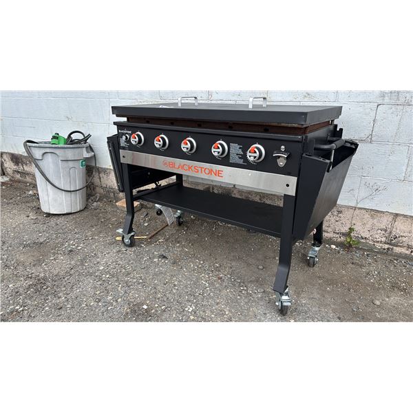 BLACKSTONE 5-BURNER PROPANE GRIDDLE *NEEDS CLEANING*