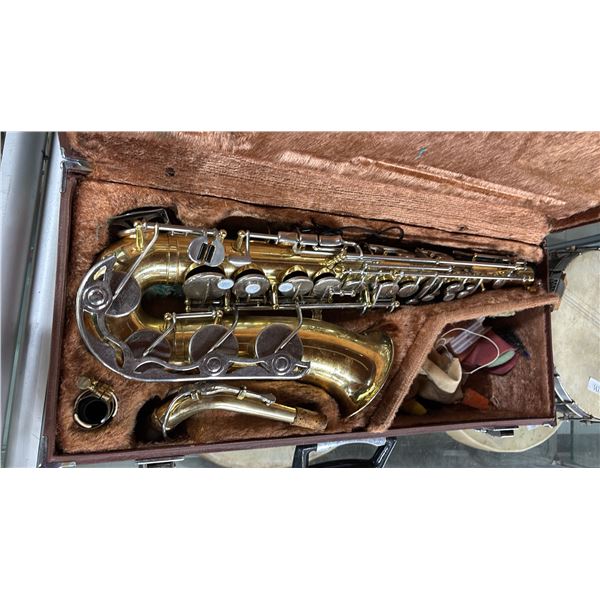 YAMAHA SAXAPHONE IN FITTED CASE WITH REEDS, MOUTHPIECE & CLEANING SUPPLIES