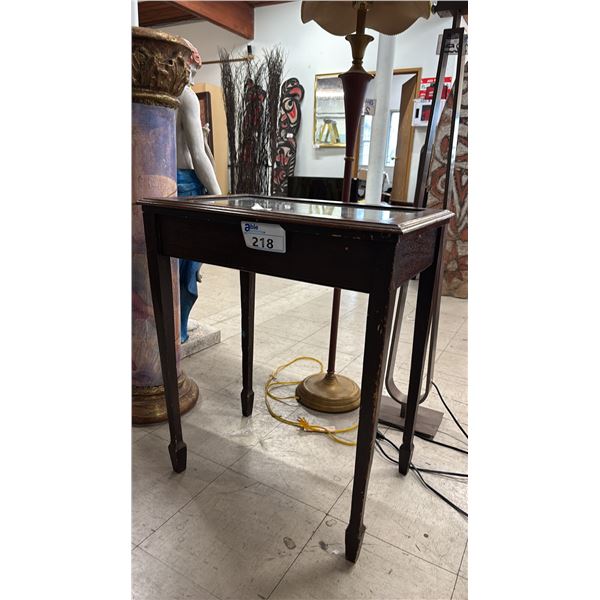 VINTAGE WOOD BIJOUTERIE DISPLAY TABLE WITH ASSORTED FOSSILS & BONES