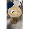 Image 3 : 28.5" TALL WOOD PEDESTAL