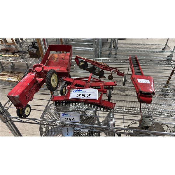 VINTAGE ERTL TRU-SCALE DIECAST METAL FARM TOY SET