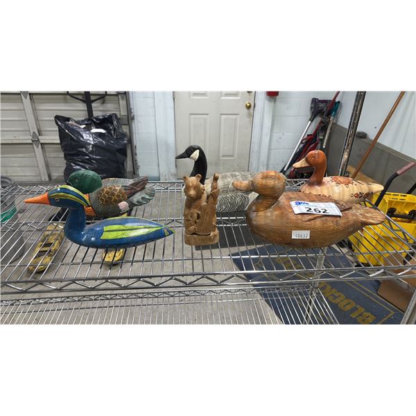 CARVED WOOD BEAR & COLLECTION OF ASSORTED CARVED WOOD DUCKS