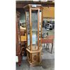Image 2 : VINTAGE MIRROR-BACKED ILLUMINATED CURIO CABINET