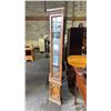 Image 3 : VINTAGE MIRROR-BACKED ILLUMINATED CURIO CABINET