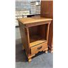 Image 3 : (4) PC VINTAGE WOOD BEDROOM COLLECTION: BOOKSHELF, 5-DRAWER TALLBOY DRESSER & 2 NIGHTSTANDS
