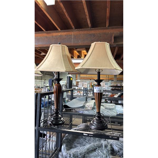 VINTAGE PAIR OF RIBBED CERAMIC TABLE LAMPS WITH SHADES