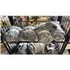 Image 1 : SHELF OF 50" X 60" GIFTCRAFT GREY PLUSH THROW BLANKETS