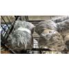Image 2 : SHELF OF 50" X 60" GIFTCRAFT GREY PLUSH THROW BLANKETS