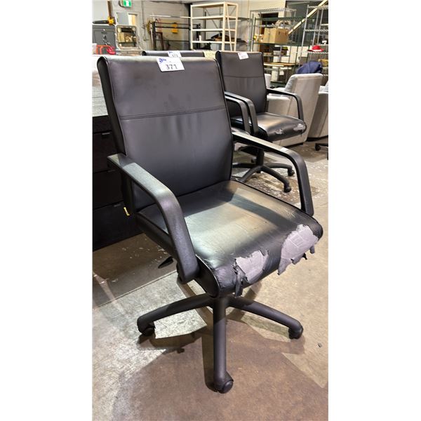 ROLLING UPHOLSTERED FAUX LEATHER OFFICE CHAIR *SEAT IS PEELING*
