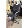 Image 3 : ROLLING UPHOLSTERED FAUX LEATHER OFFICE CHAIR *SEAT IS PEELING*