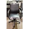 Image 2 : ROLLING UPHOLSTERED FAUX LEATHER OFFICE CHAIR *SEAT IS PEELING*