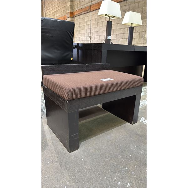 CONTEMPORARY WOOD BENCH WITH PADDED SEAT