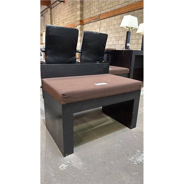 CONTEMPORARY WOOD BENCH WITH PADDED SEAT