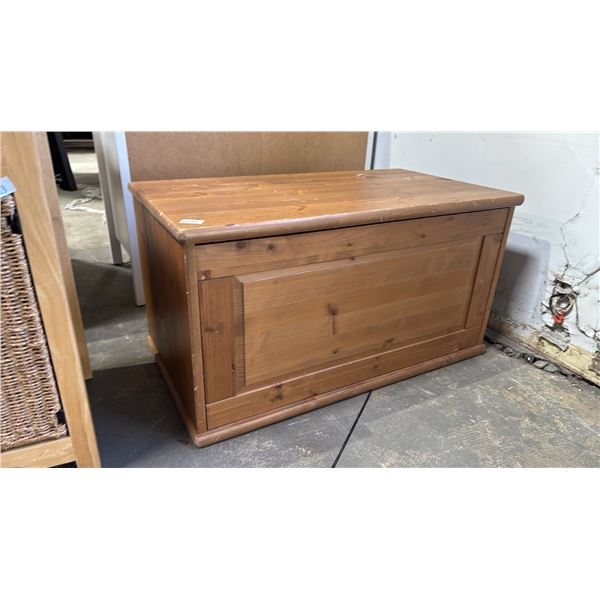 SOLID PINE STORAGE CHEST WITH SOFT-CLOSE HINGES
