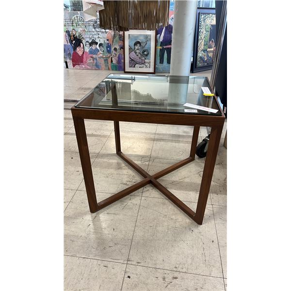 MID CENTURY WOOD & GLASS TOP SIDE TABLE: APPROX. 17.5"W X 17.5"D X 18"T
