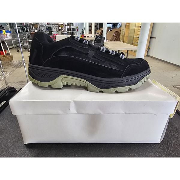 *NEW IN BOX* PAIR OF MEN'S BLACK SIZE 12 RUNNING SHOES