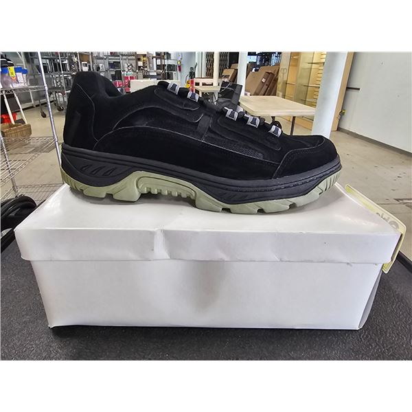 *NEW IN BOX* PAIR OF MEN'S BLACK SIZE 11 RUNNING SHOES