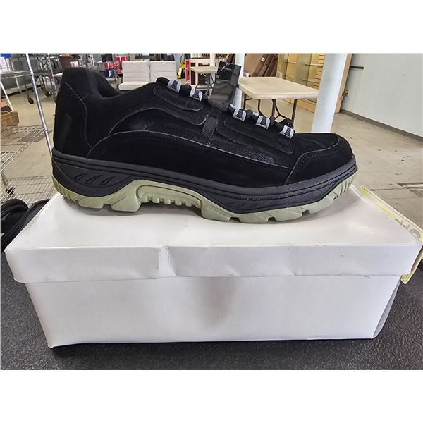 *NEW IN BOX* PAIR OF MEN'S BLACK SIZE 8 RUNNING SHOES