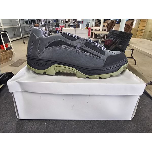 *NEW IN BOX* PAIR OF MEN'S SIZE 11 GREY RUNNING SHOES