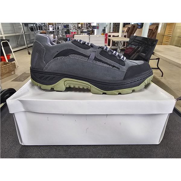 *NEW IN BOX* PAIR OF MEN'S SIZE 10 GREY RUNNING SHOES