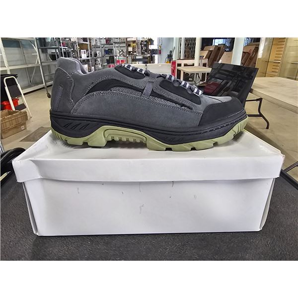 *NEW IN BOX* PAIR OF MEN'S SIZE 9 GREY RUNNING SHOES