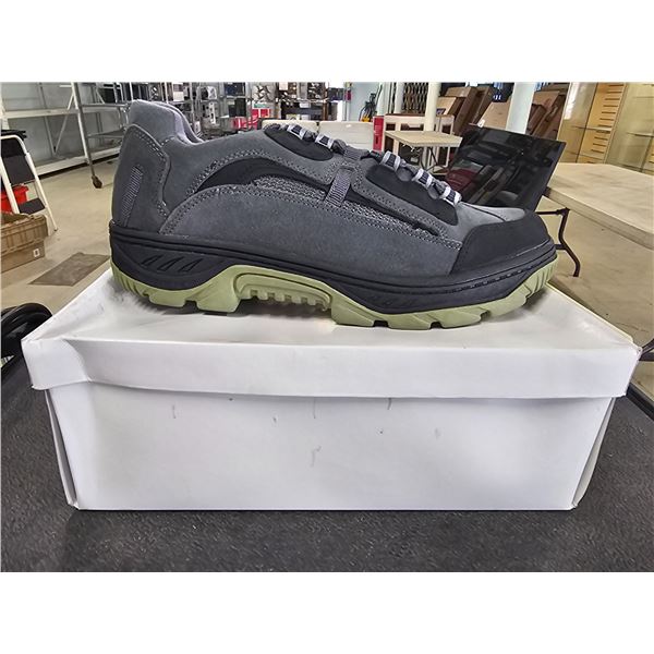 *NEW IN BOX* PAIR OF MEN'S SIZE 8 GREY RUNNING SHOES