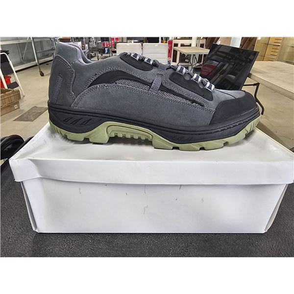 *NEW IN BOX* PAIR OF MEN'S SIZE 7 GREY RUNNING SHOES