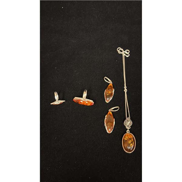 TWO SILVER LADIES RINGS, PAIR SILVER EARRINGS, SILVER CHAIN (18") ALL WITH BROWN AMBER SETTINGS (40.
