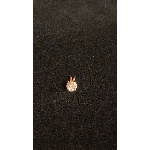APPROX 18K PENDANT SET WITH DIAMOND (.58 CT) (0.4G)