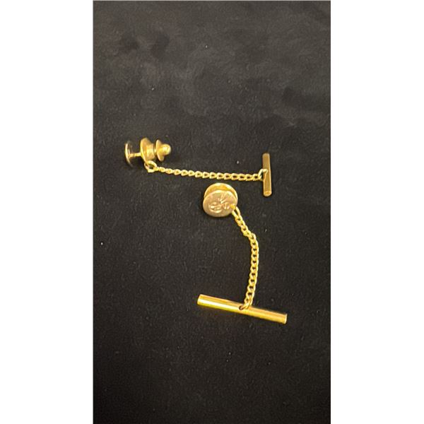 TWO APPROX 10K TIE TACKS (ONE SET WITH DIAMOND) (1.5G)