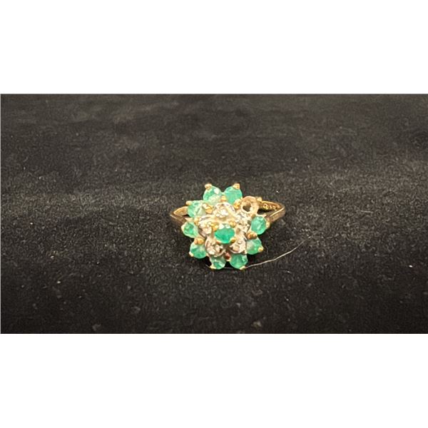 APPROX 10K LADIES CLUSTER RING SET WITH EMERALDS & DIAMONDS (2.5G)