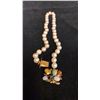 Image 2 : PEARL NECKLACE (14") WITH JADEITE SETTINGS & APPROX 14K CLASP (7G)
