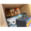 Image 20 : Lot: Books, Kitchenware, Media, Fabric