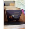Image 2 : Lot: Books, Kitchenware, Media, Fabric