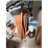 Image 12 : Scrap Wood and Plexiglass Sheets