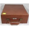 Image 3 : VINTAGE VOGUE OF CALIFORNIA HARD SHELL TRAVEL CASE