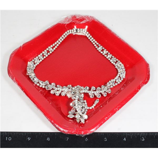 VINTAGE RHINESTONE COSTUME NECKLACE