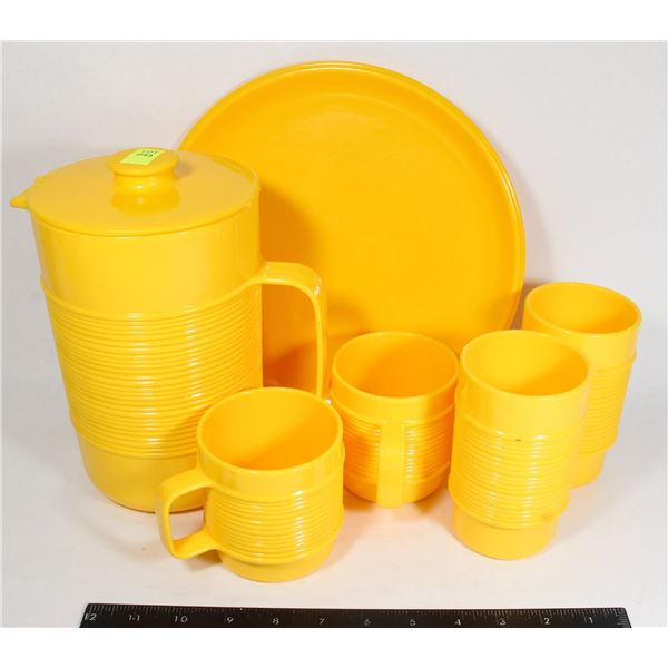 VINTAGE SET OF 1970'S RUBBERMAID