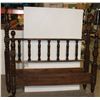 Image 3 : VINTAGE SOLID WOOD QUEEN BEDFRAME