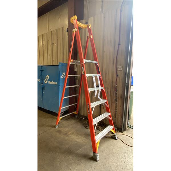 WERNER PODIUM MAX 6' ORANGE CARBON FIBER INDUSTRIAL PLATFORM LADDER