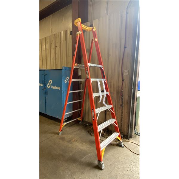 WERNER PODIUM MAX 6' ORANGE CARBON FIBER INDUSTRIAL PLATFORM LADDER