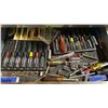 Image 10 : METAL WOOD TOP MOBILE MECHANICS 24 DRAWER TOOL BENCH WITH LARGE ASSORTMENT OF TOOL CONTENTS