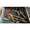 Image 14 : METAL WOOD TOP MOBILE MECHANICS 24 DRAWER TOOL BENCH WITH LARGE ASSORTMENT OF TOOL CONTENTS