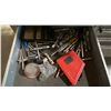 Image 16 : METAL WOOD TOP MOBILE MECHANICS 24 DRAWER TOOL BENCH WITH LARGE ASSORTMENT OF TOOL CONTENTS