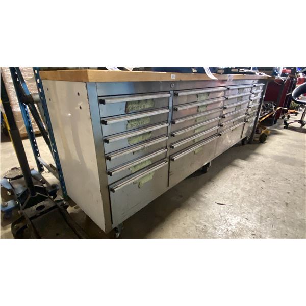 METAL WOOD TOP MOBILE MECHANICS 24 DRAWER TOOL BENCH WITH LARGE ASSORTMENT OF TOOL CONTENTS