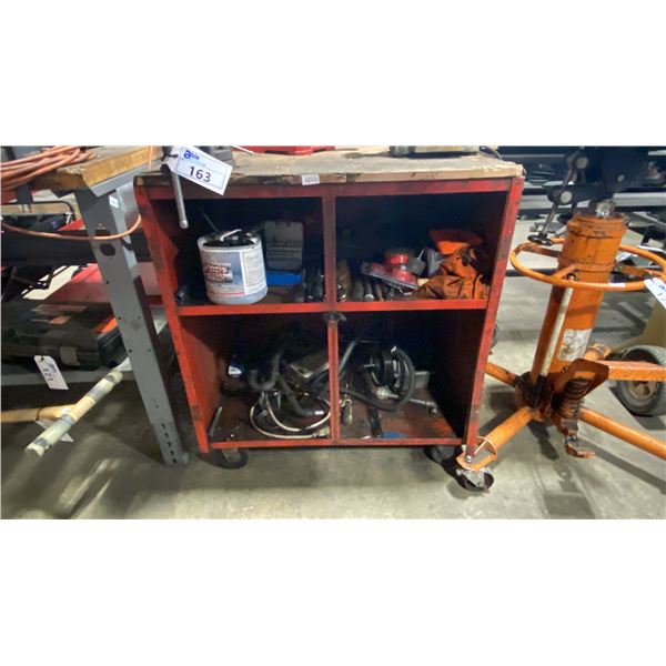 RED METAL WOOD TOP MOBILE STORAGE SHELF WITH ASSORTED TOOL CONTENTS, BENCH VICE &