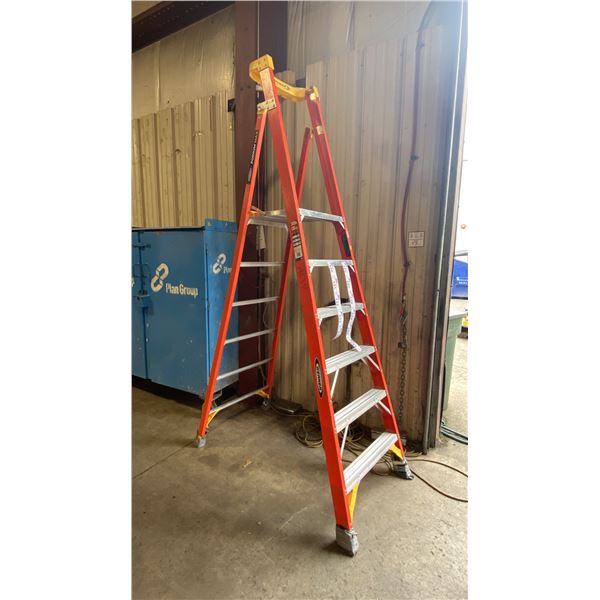 WERNER PODIUM MAX 6' ORANGE CARBON FIBER INDUSTRIAL PLATFORM LADDER