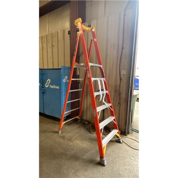 WERNER PODIUM MAX 6' ORANGE CARBON FIBER INDUSTRIAL PLATFORM LADDER