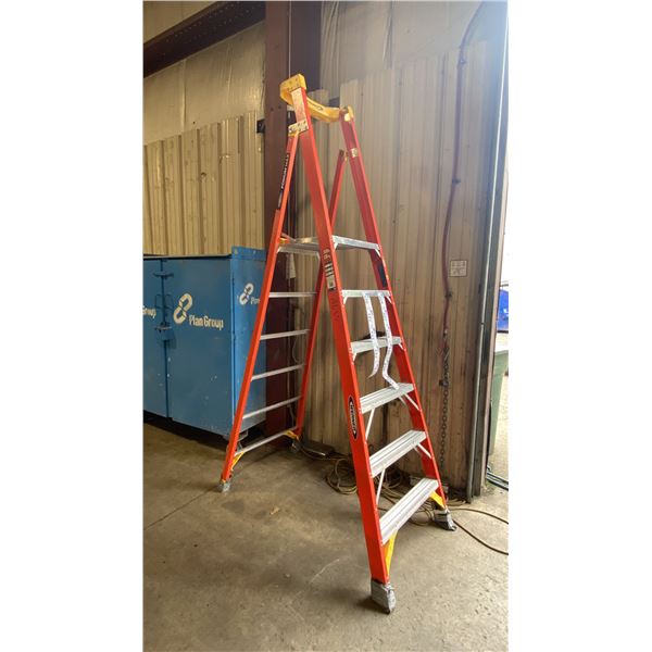 WERNER PODIUM MAX 6' ORANGE CARBON FIBER INDUSTRIAL PLATFORM LADDER